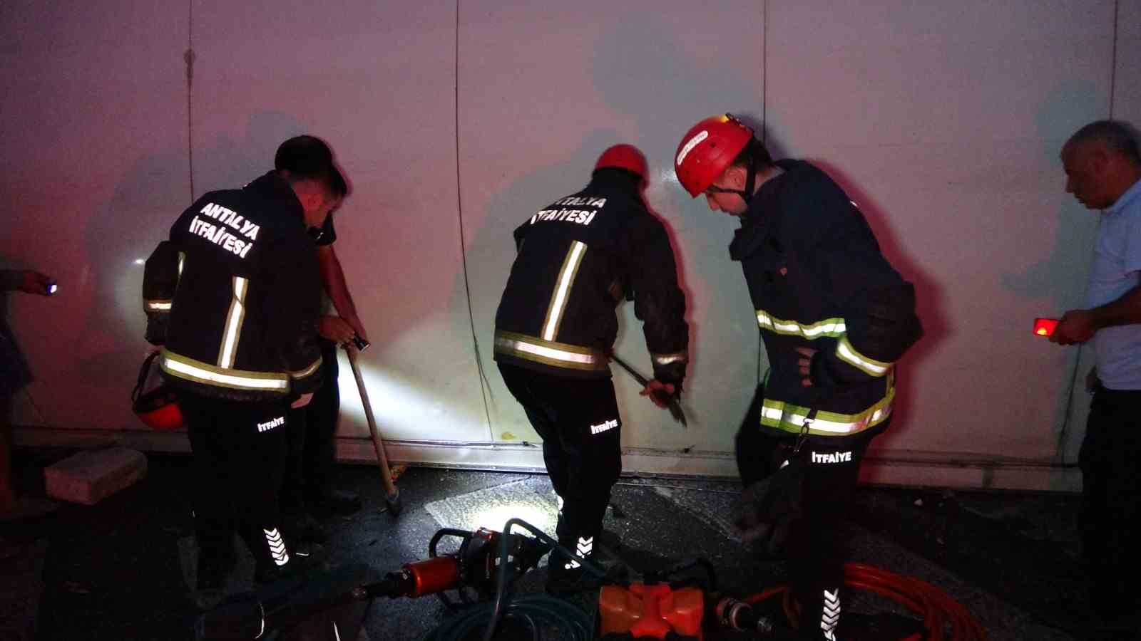Antalya’da tır devrildi: Durakta bekleyen 2 kişi hayatını kaybetti