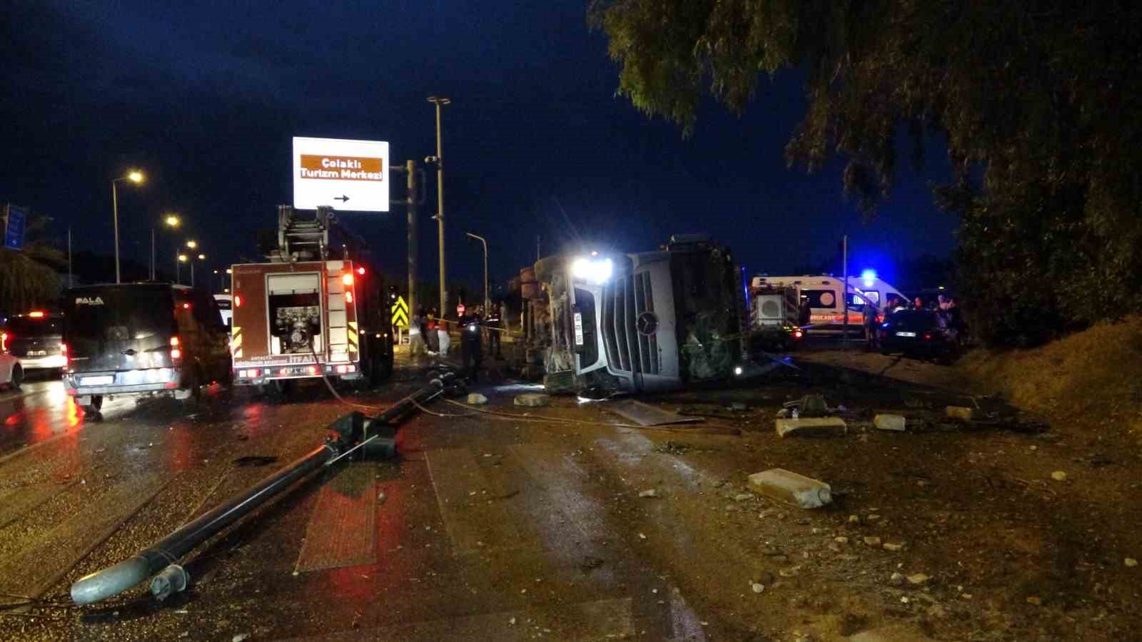 Antalya’da tır devrildi: Durakta bekleyen 2 kişi hayatını kaybetti