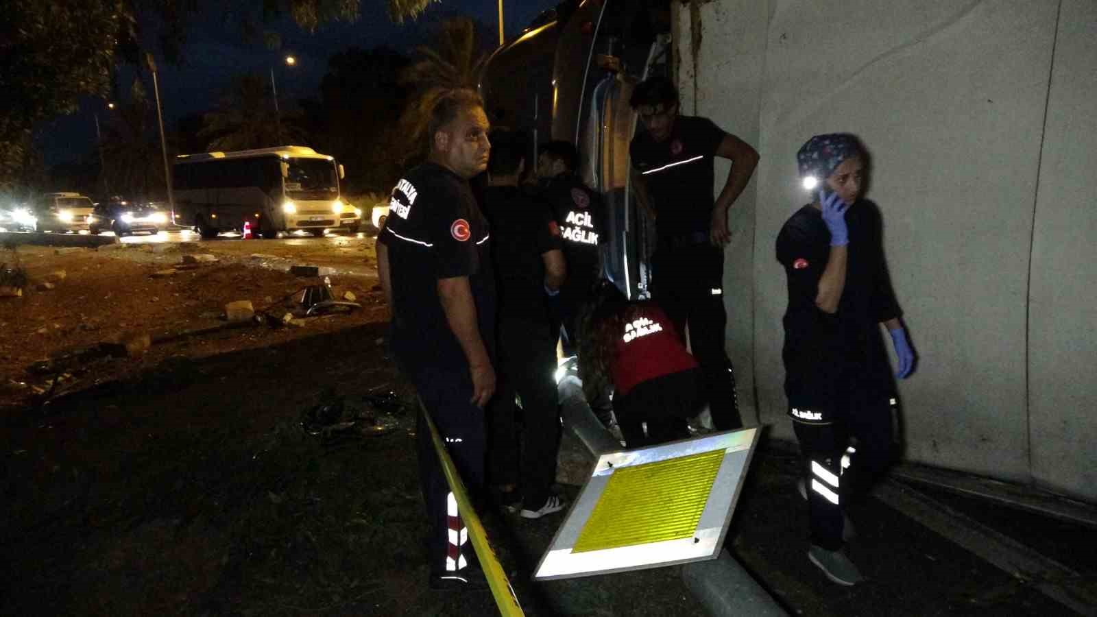 Antalya’da tır devrildi: Durakta bekleyen 2 kişi hayatını kaybetti
