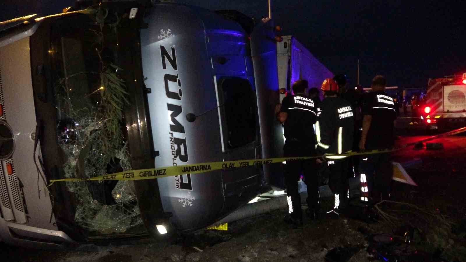 Antalya’da tır devrildi: Durakta bekleyen 2 kişi hayatını kaybetti