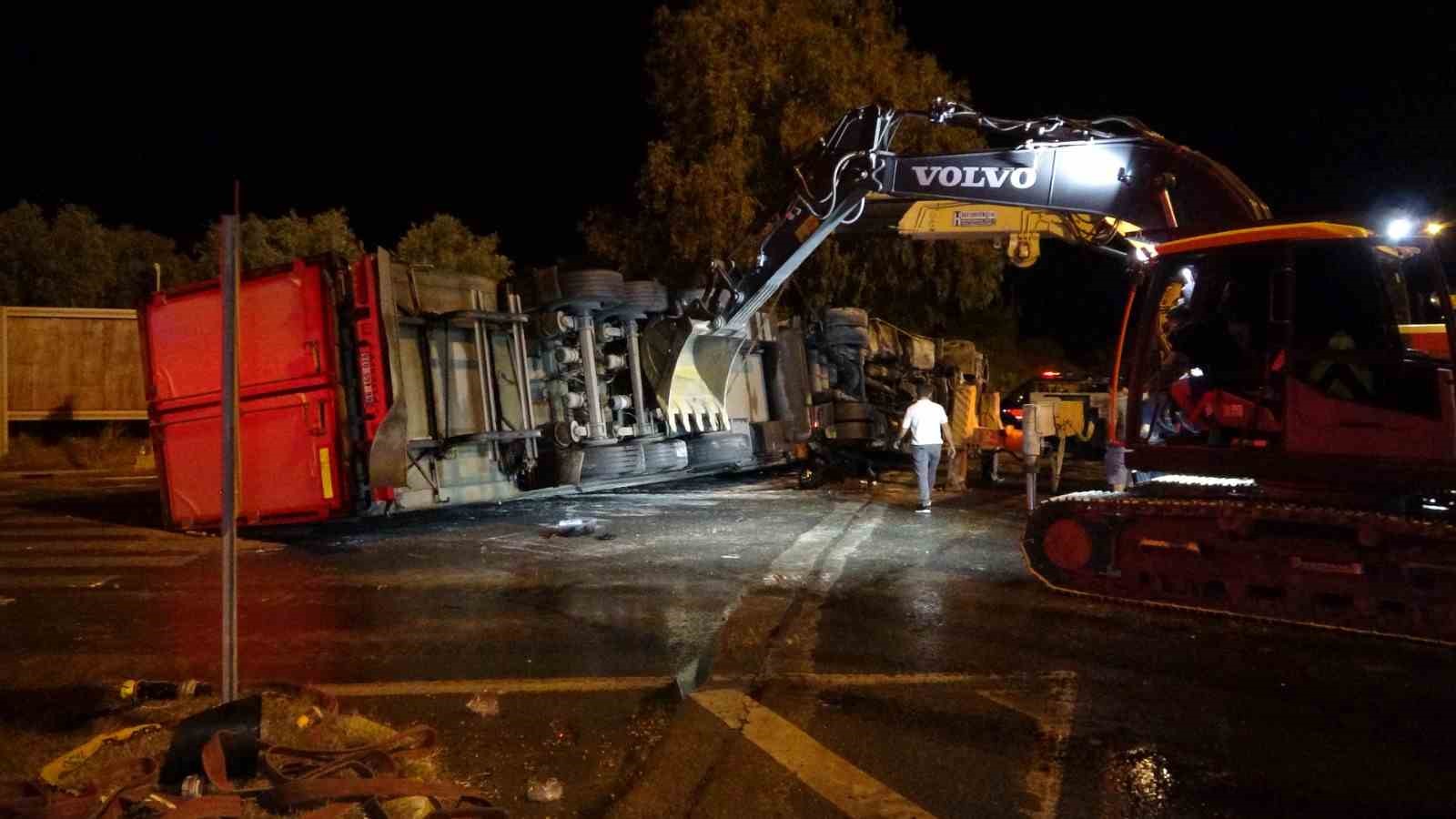 Antalya’da tır devrildi: Durakta bekleyen 2 kişi hayatını kaybetti