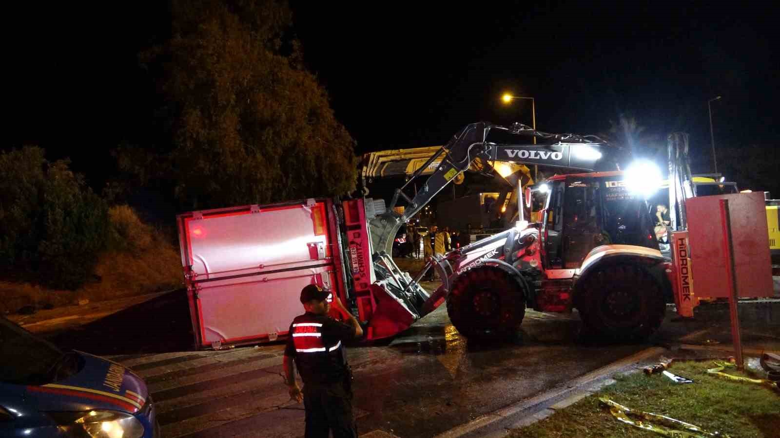 Antalya’da tır devrildi: Durakta bekleyen 2 kişi hayatını kaybetti