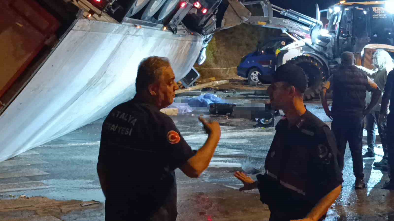 Antalya’da tır devrildi: Durakta bekleyen 2 kişi hayatını kaybetti