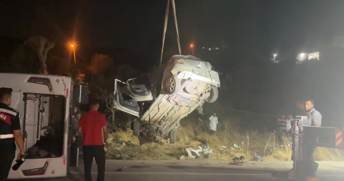 Gaziantep’te 7 kişinin hayatını kaybettiği kazada araçlar yoldan kaldırıldı