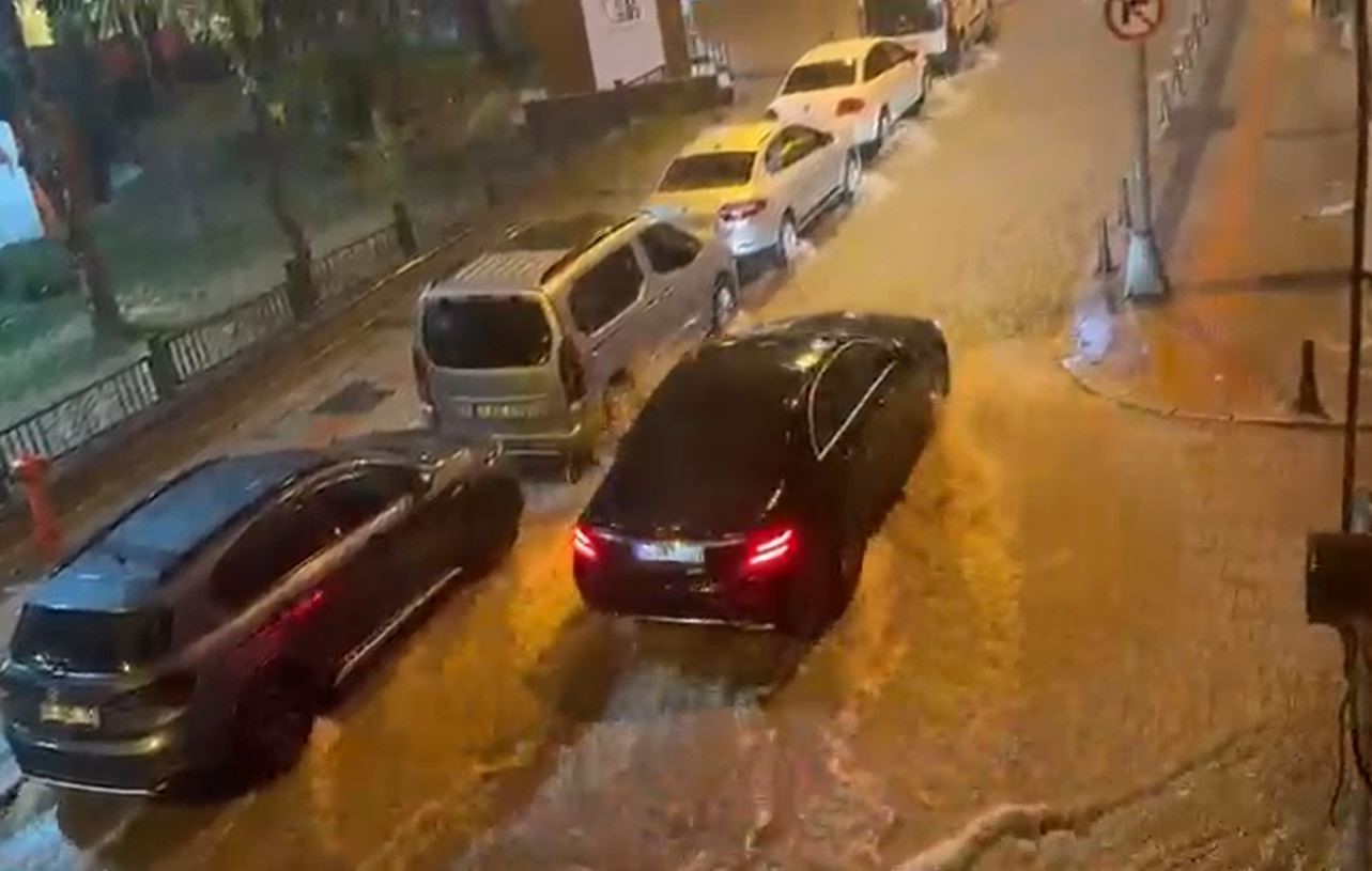 İstanbul’da yollar göle döndü