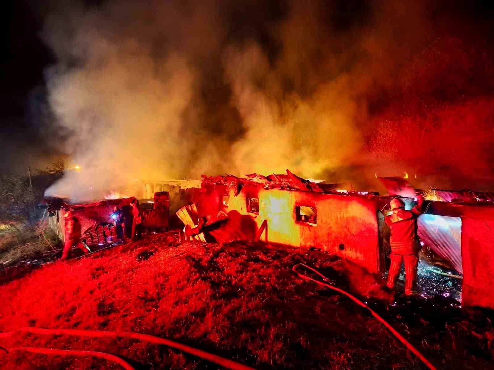 Bolu’da saman dolu kümes alev alev yandı