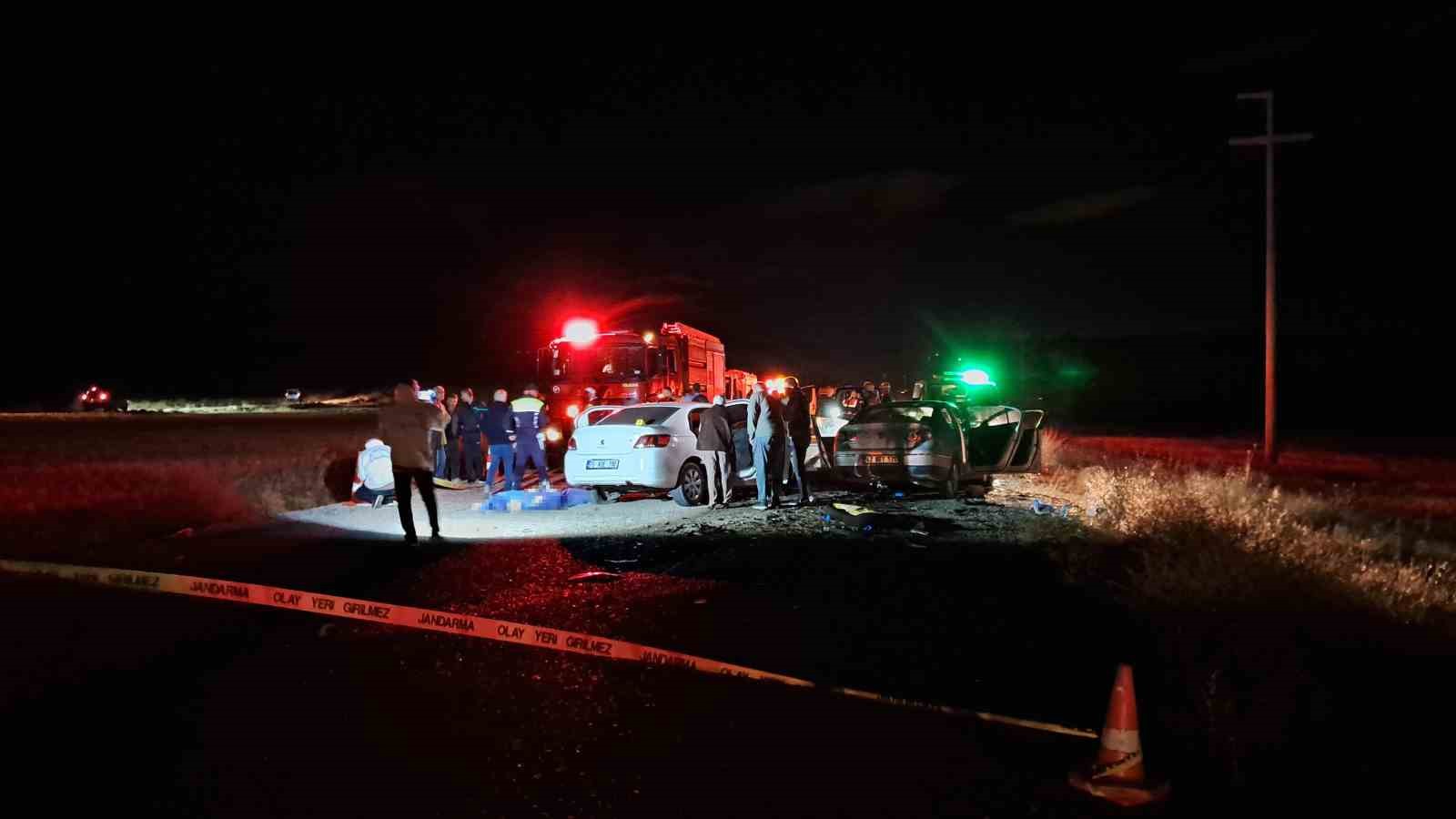 Karaman’da iki otomobil kafa kafaya çarpıştı: 2 ölü, 5 yaralı
