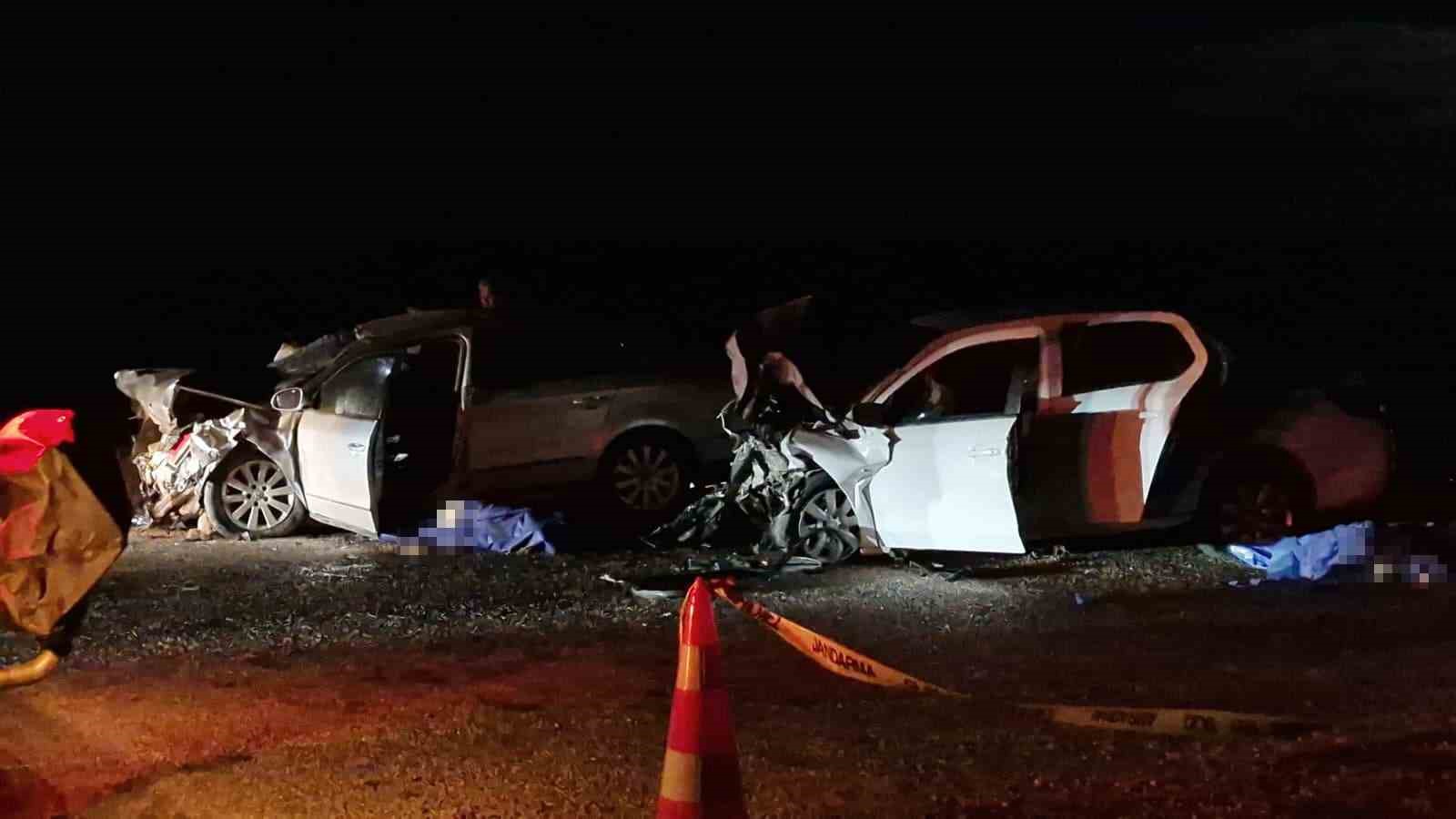 Karaman’da iki otomobil kafa kafaya çarpıştı: 2 ölü, 5 yaralı
