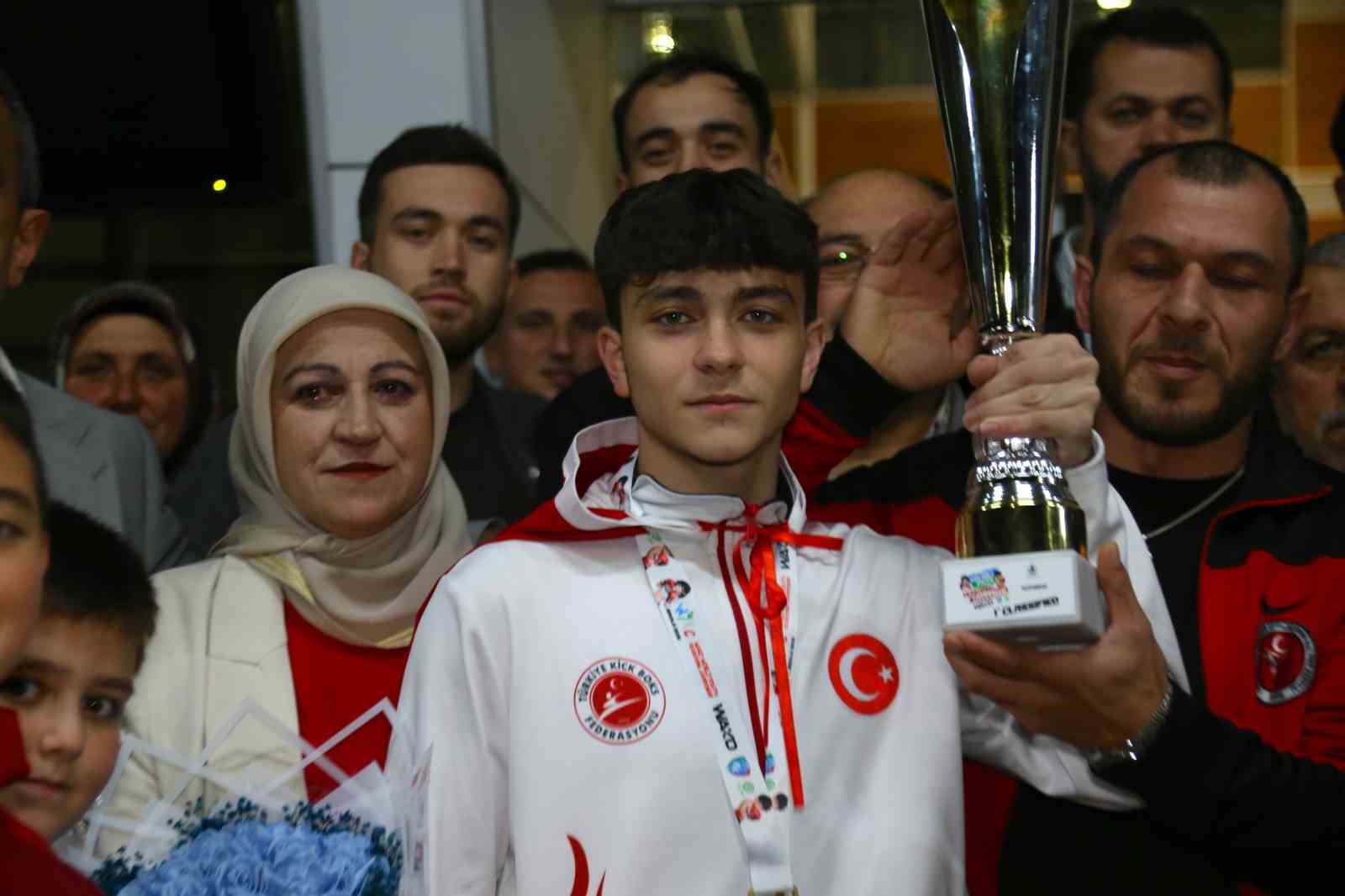 İsrailli rakibini yenerek dünya şampiyonu olan milli sporcuya coşkulu karşılama