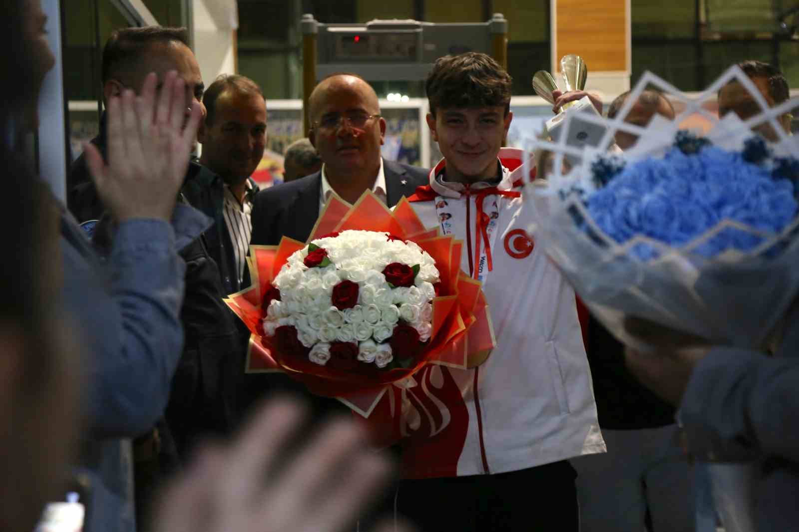 İsrailli rakibini yenerek dünya şampiyonu olan milli sporcuya coşkulu karşılama