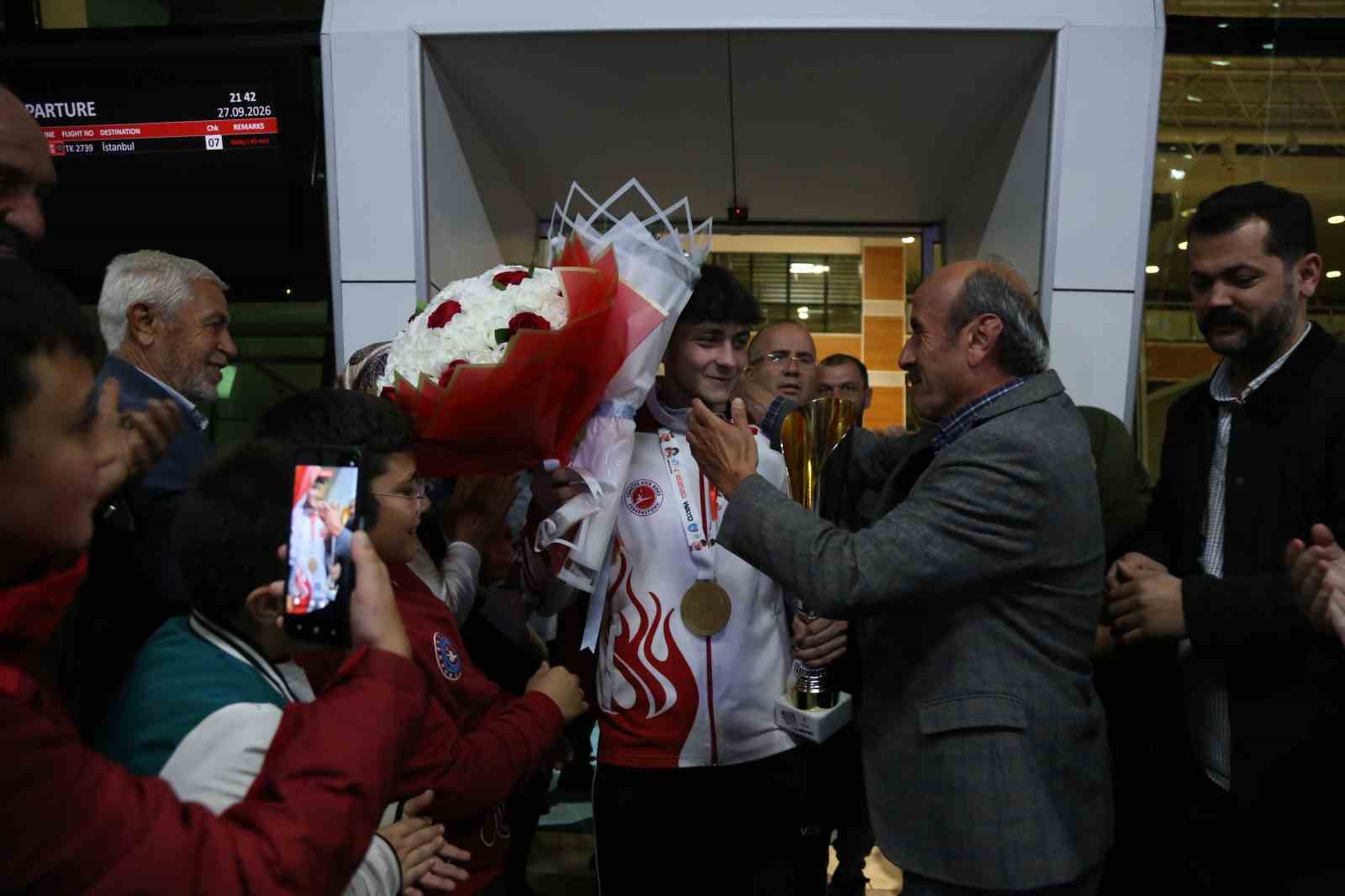 İsrailli rakibini yenerek dünya şampiyonu olan milli sporcuya coşkulu karşılama