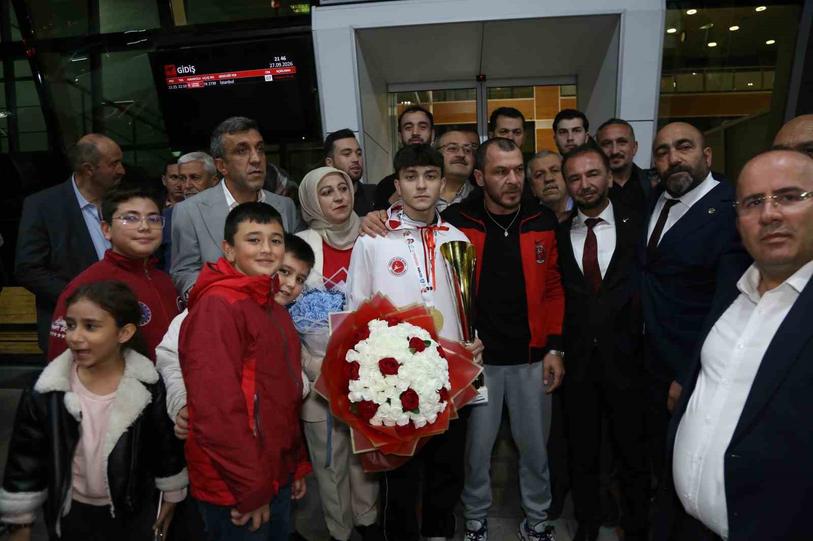 İsrailli rakibini yenerek dünya şampiyonu olan milli sporcuya coşkulu karşılama