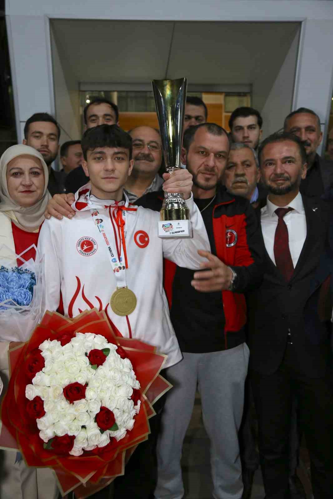 İsrailli rakibini yenerek dünya şampiyonu olan milli sporcuya coşkulu karşılama