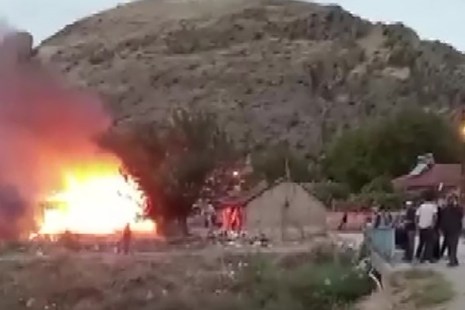 Amasya’da ahşap ev alev alev yandı