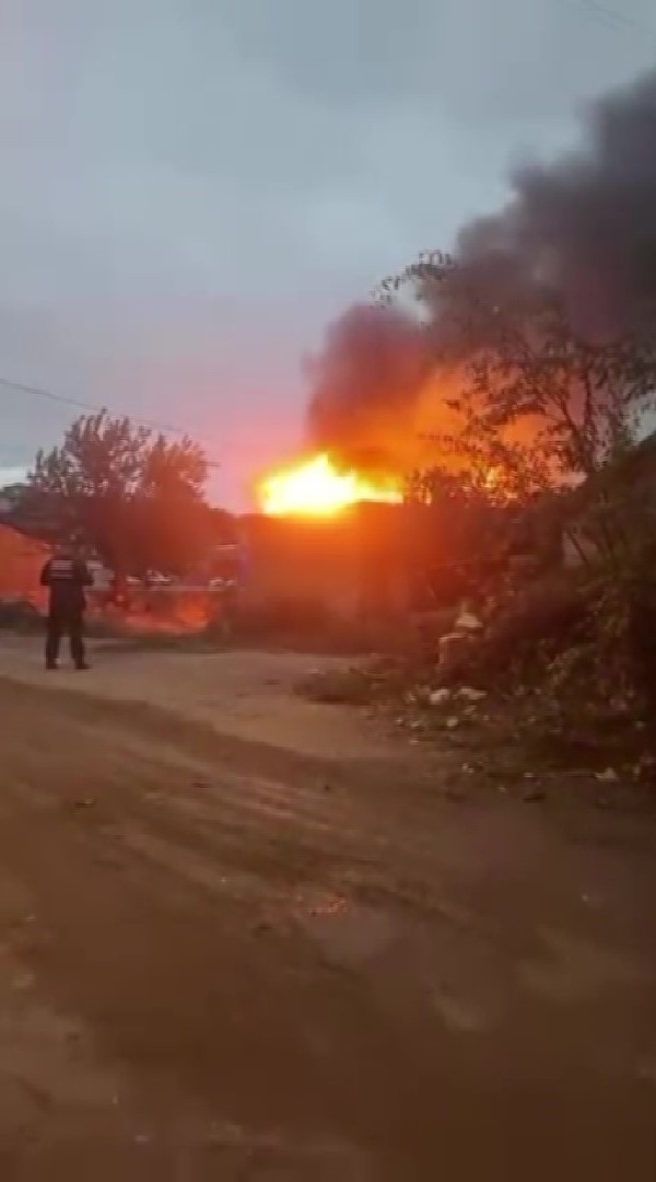 Amasya’da ahşap ev alev alev yandı