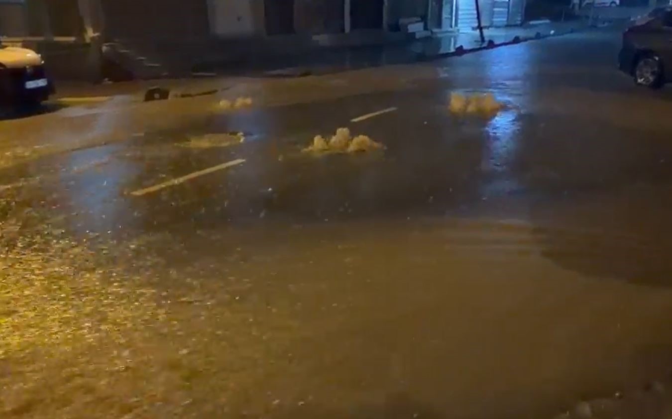 Küçükçekmece’de yollar göle döndü, rögarlar taştı
