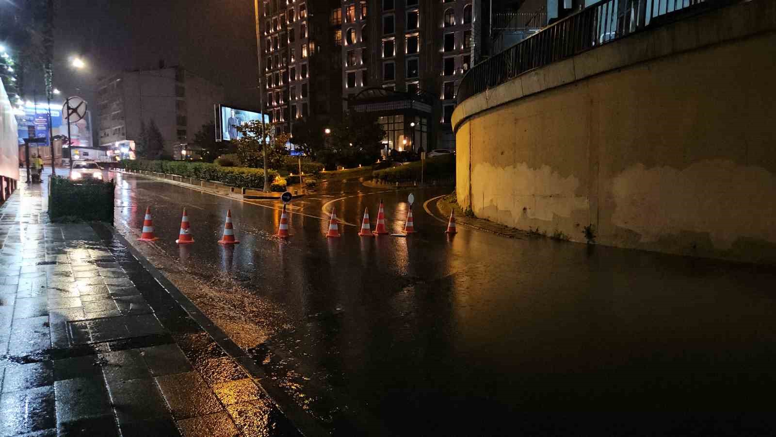 Taksim’de beklenen sağanak bir anda bastırdı: Zincirlikuyu alt geçidini su bastı