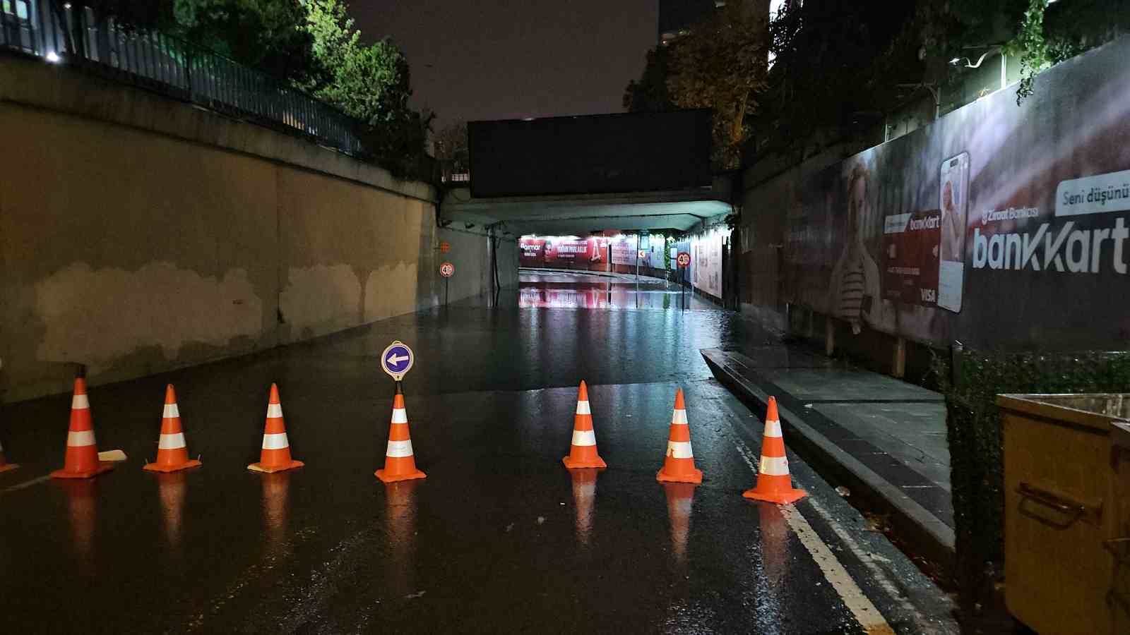 Taksim’de beklenen sağanak bir anda bastırdı: Zincirlikuyu alt geçidini su bastı
