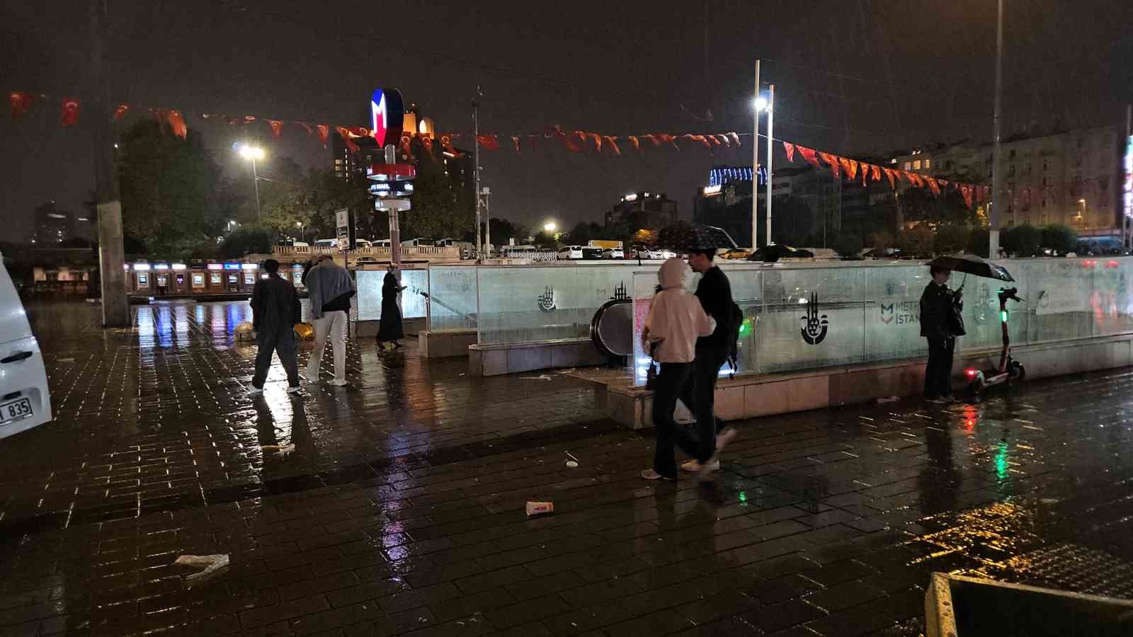 Taksim’de beklenen sağanak bir anda bastırdı: Zincirlikuyu alt geçidini su bastı