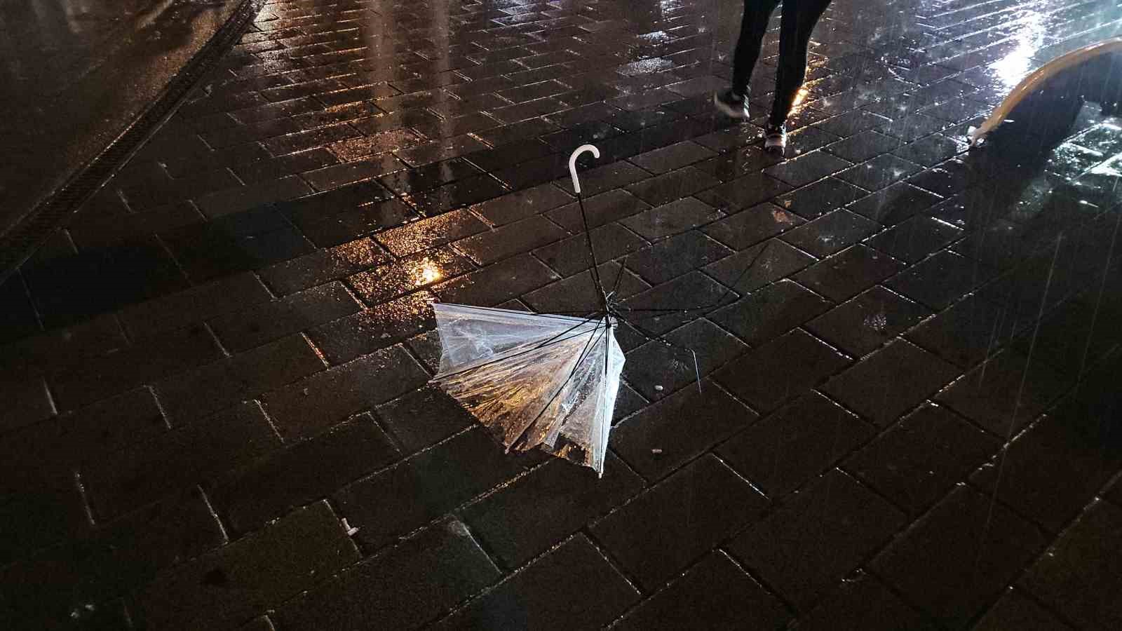 Taksim’de beklenen sağanak bir anda bastırdı: Zincirlikuyu alt geçidini su bastı