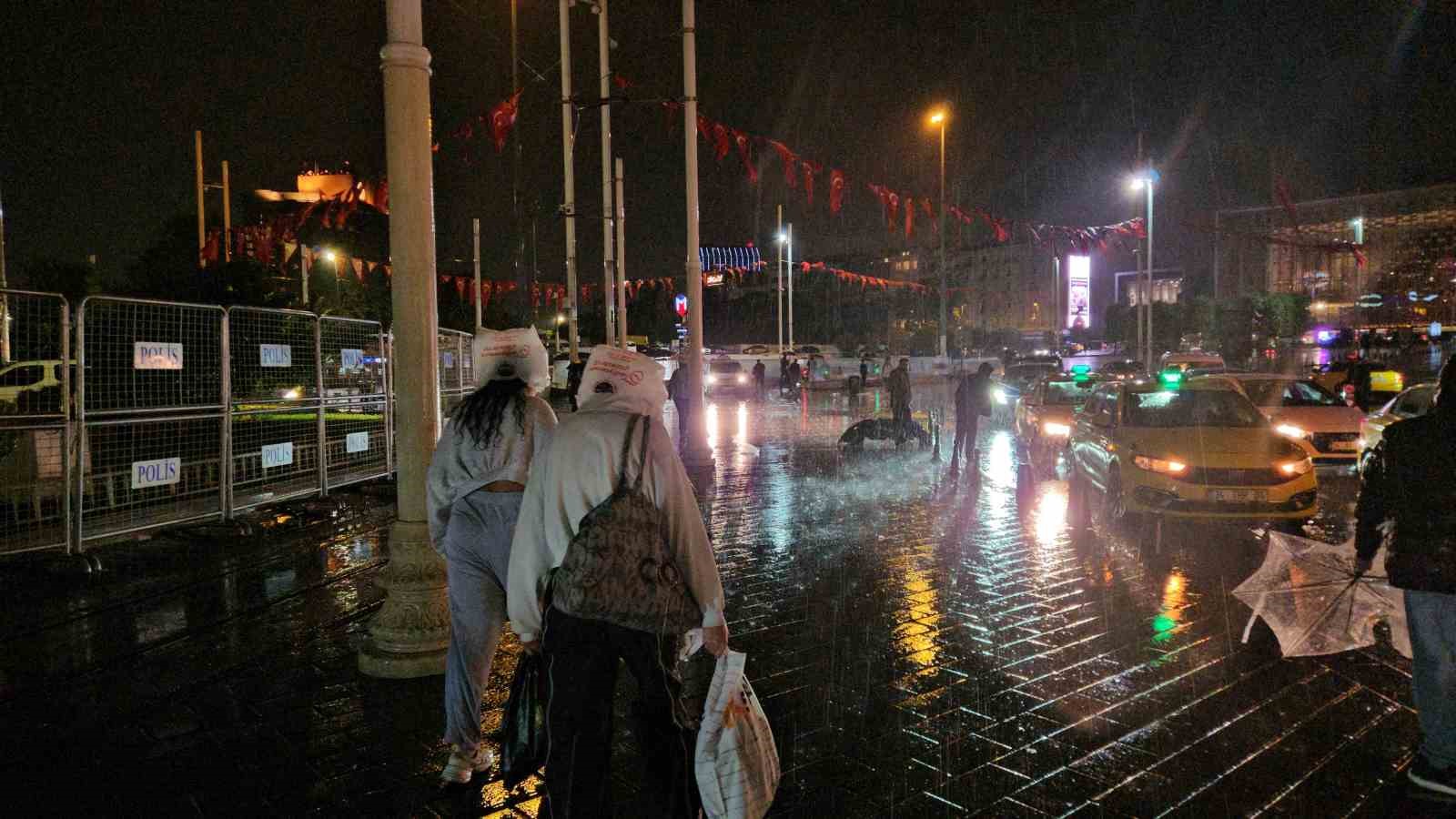 Taksim’de beklenen sağanak bir anda bastırdı: Zincirlikuyu alt geçidini su bastı