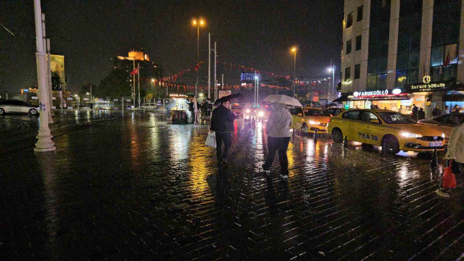 Taksim’de beklenen sağanak bir anda bastırdı: Zincirlikuyu alt geçidini su bastı