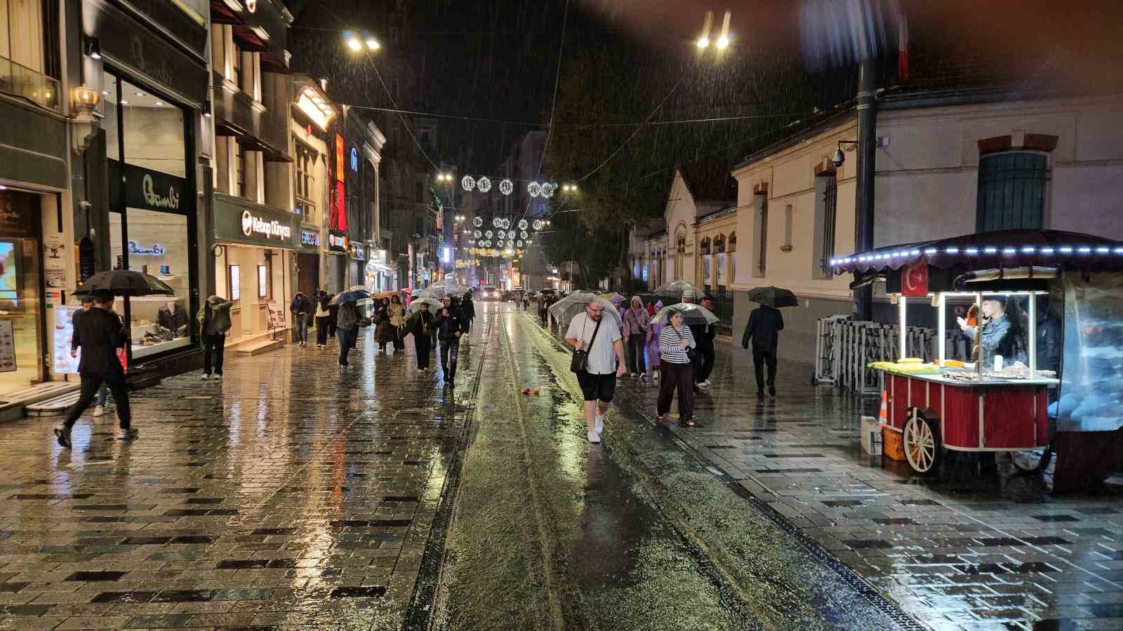 Taksim’de beklenen sağanak bir anda bastırdı: Zincirlikuyu alt geçidini su bastı