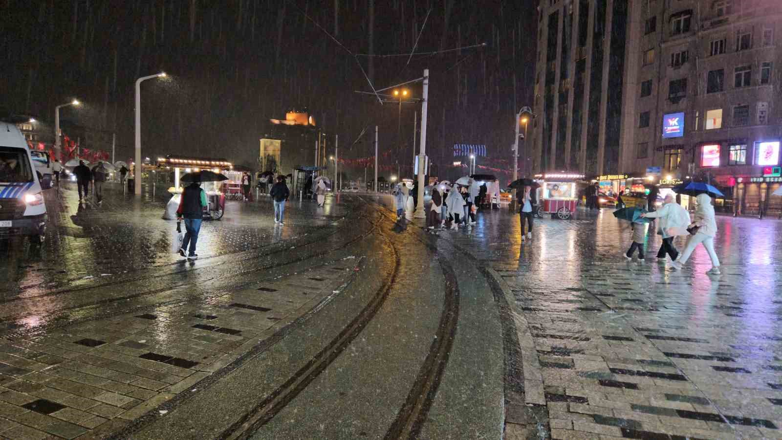 Taksim’de beklenen sağanak bir anda bastırdı: Zincirlikuyu alt geçidini su bastı
