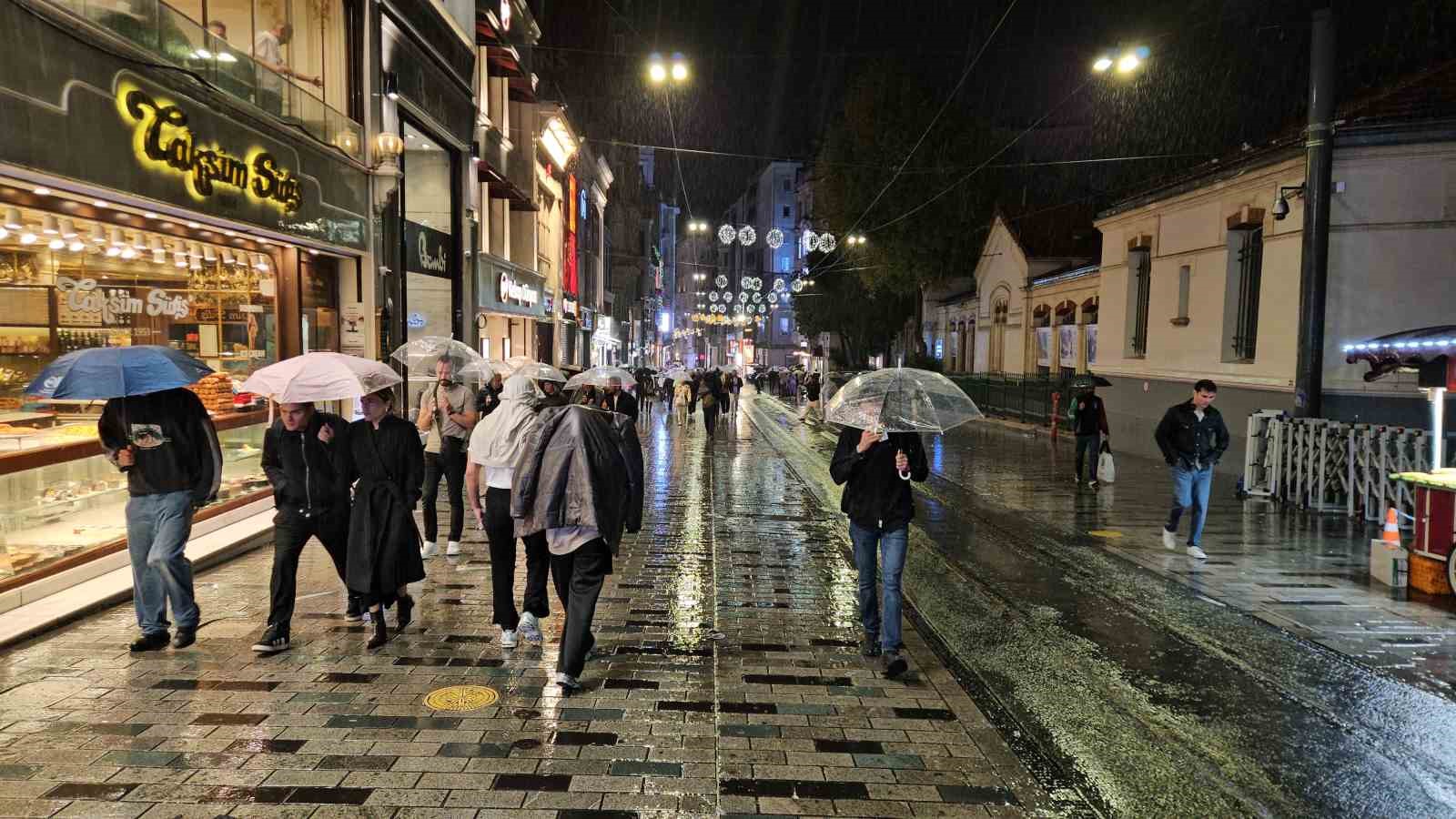 Taksim’de beklenen sağanak bir anda bastırdı: Zincirlikuyu alt geçidini su bastı