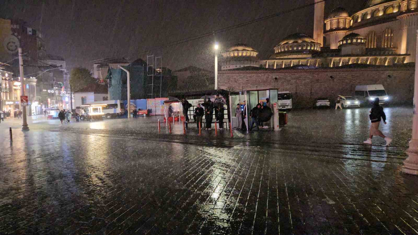 Taksim’de beklenen sağanak bir anda bastırdı: Zincirlikuyu alt geçidini su bastı