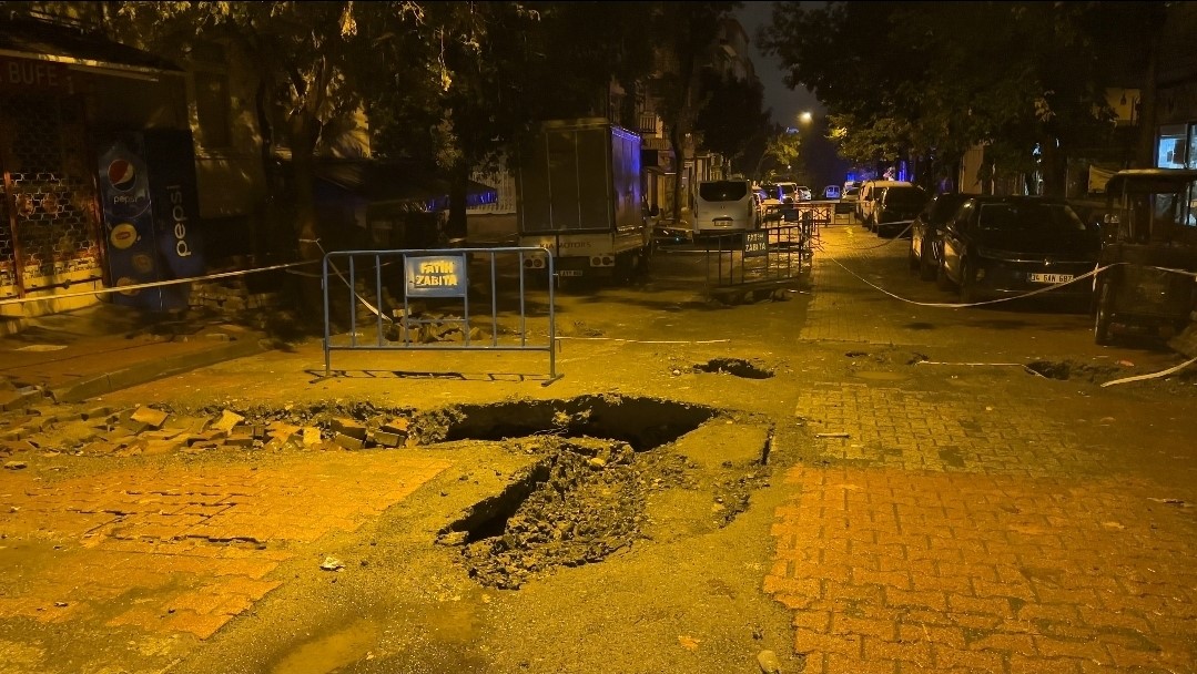 Fatih’te yağmur sonrası yol çöktü: Kamyon ve otomobil çukura girdi