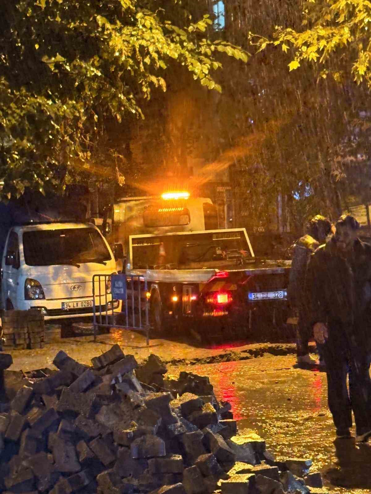 Fatih’te yağmur sonrası yol çöktü: Kamyon ve otomobil çukura girdi
