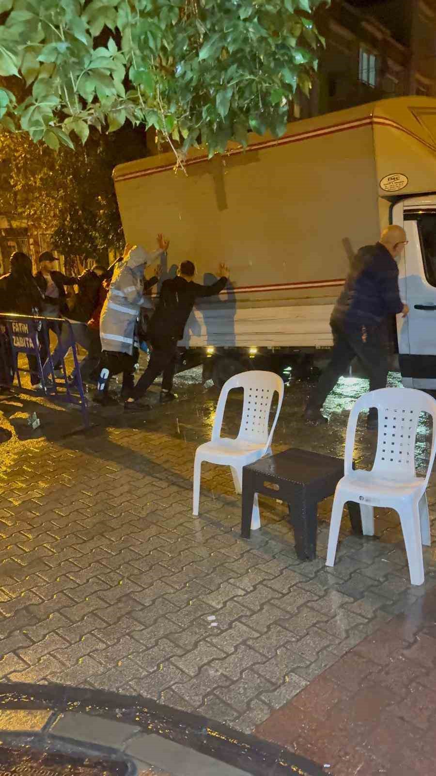 Fatih’te yağmur sonrası yol çöktü: Kamyon ve otomobil çukura girdi