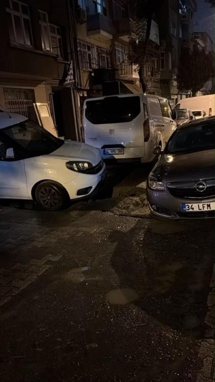 Fatih’te yağmur sonrası yol çöktü: Kamyon ve otomobil çukura girdi