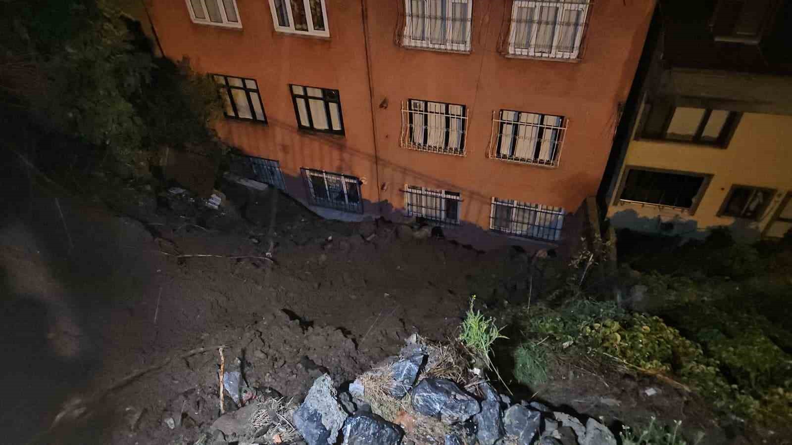 Eyüpsultan’da yağmur sonrası toprak kaydı: 25 kişi tedbiren tahliye edildi