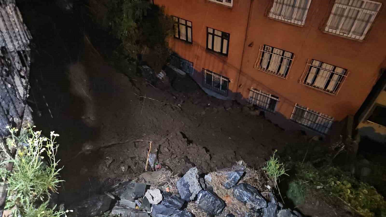 Eyüpsultan’da yağmur sonrası toprak kaydı: 25 kişi tedbiren tahliye edildi