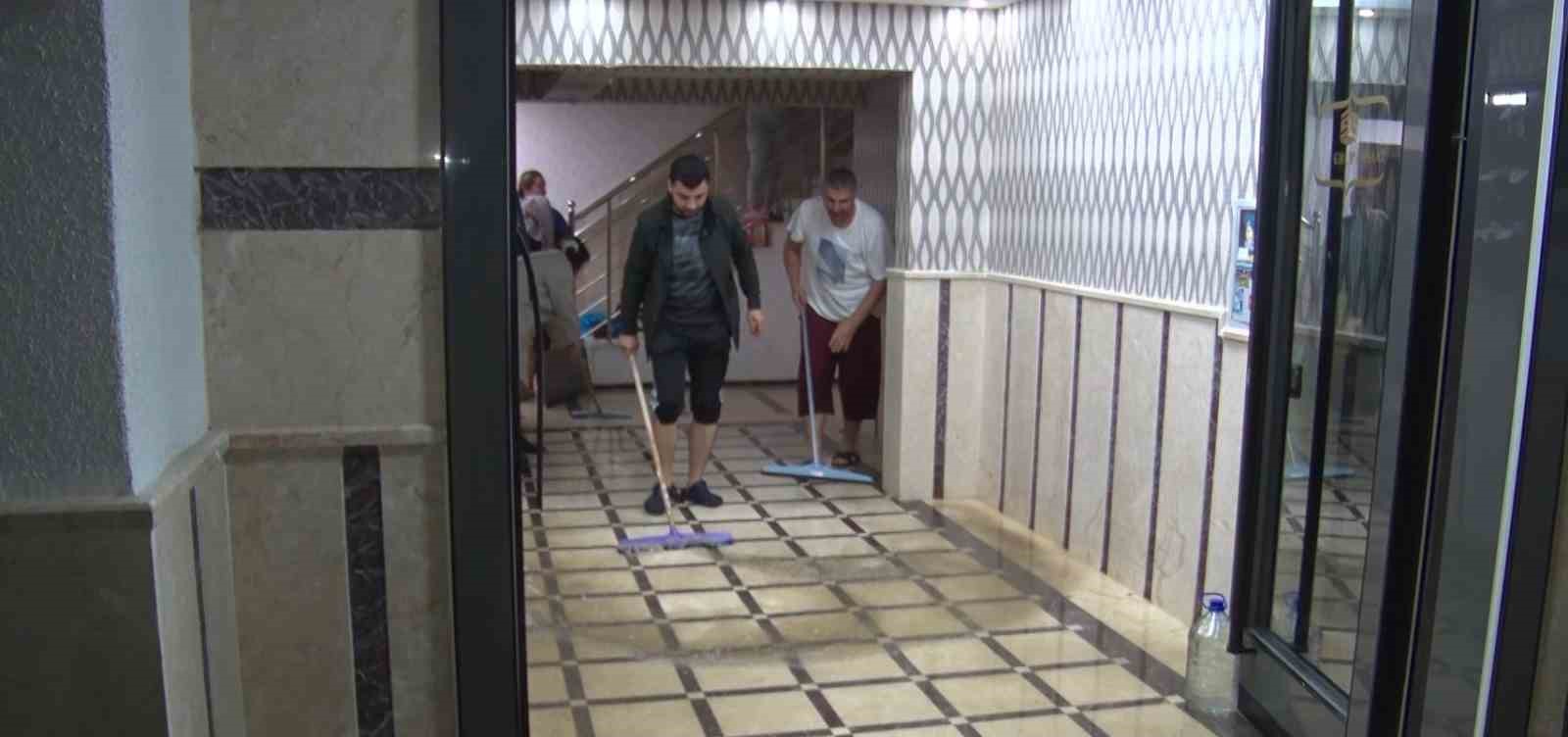 Başkent’te gece saatlerinde sağanak yağış: Kanalizasyon taştı, binaları su bastı