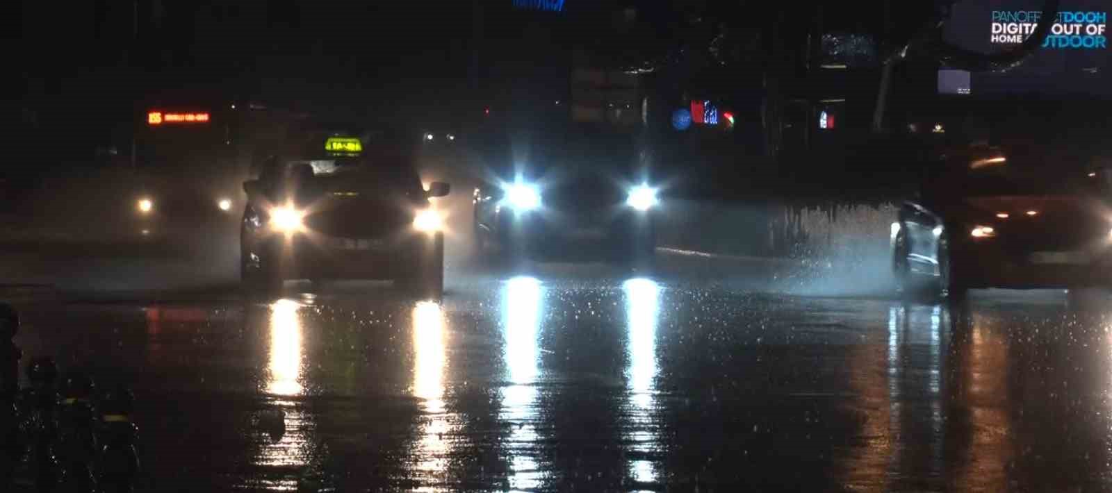 Başkent’te gece saatlerinde sağanak yağış: Kanalizasyon taştı, binaları su bastı