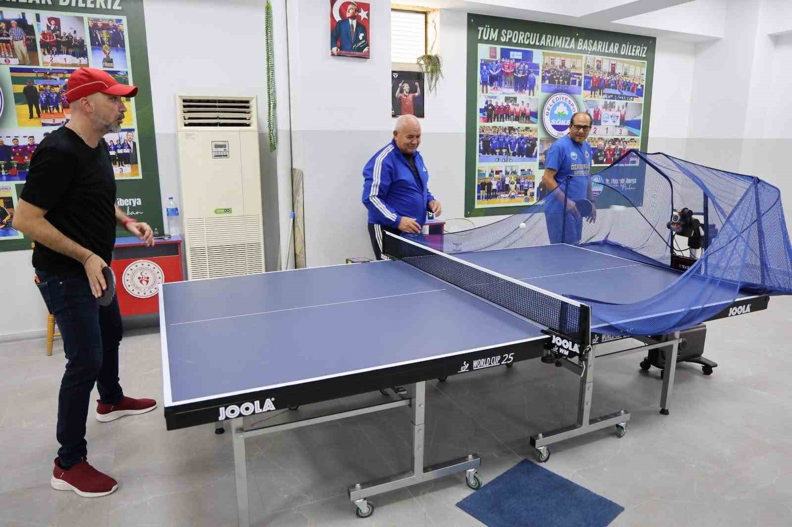 Başkan Arıkan, Söke Belediyesporlu masa tenisçilerin antrenmanına katıldı