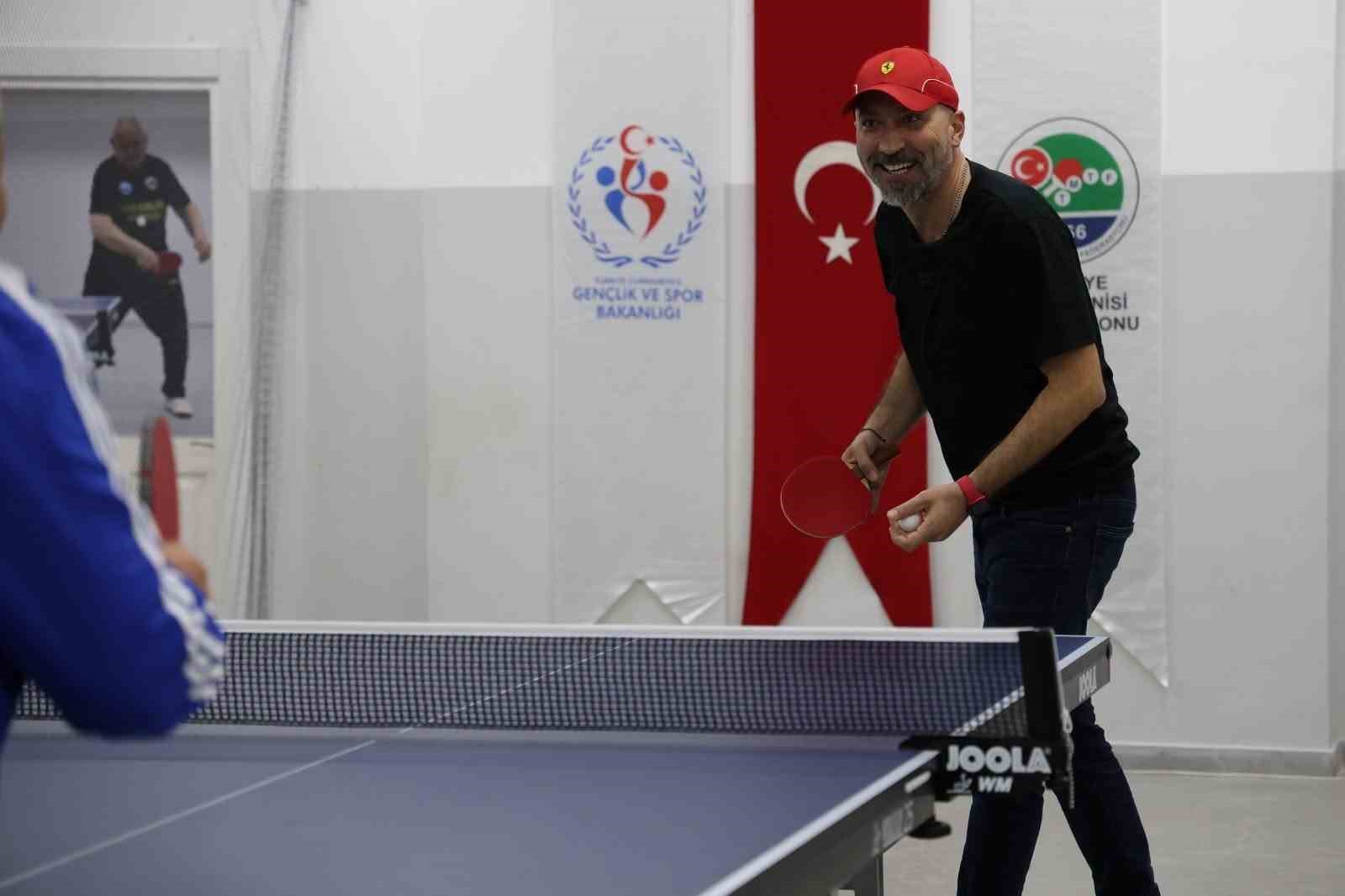 Başkan Arıkan, Söke Belediyesporlu masa tenisçilerin antrenmanına katıldı