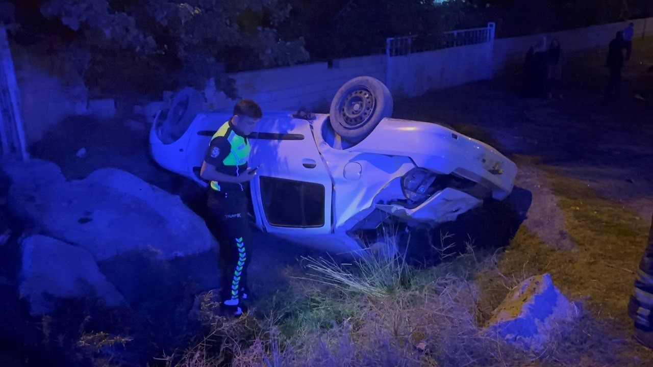 Erzincan’da otomobilin takla attığı kazada karı-koca yaralandı