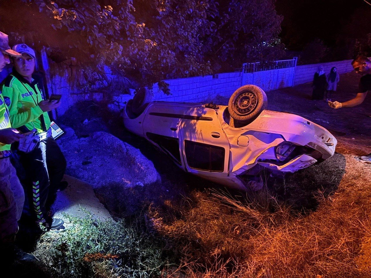 Erzincan’da otomobilin takla attığı kazada karı-koca yaralandı