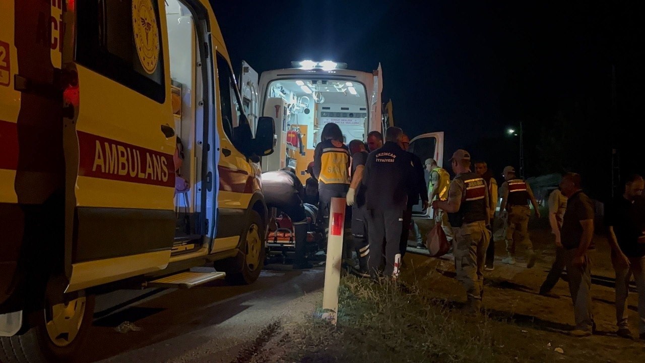 Erzincan’da otomobilin takla attığı kazada karı-koca yaralandı