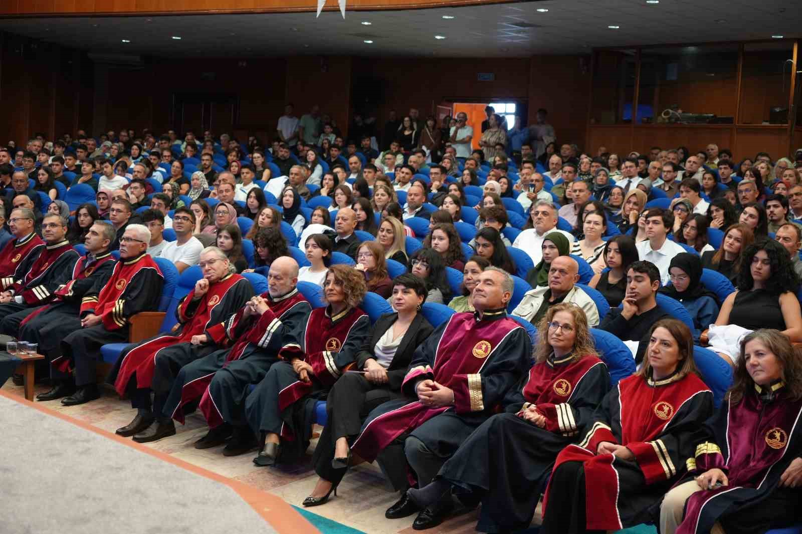 OMÜ Tıp Fakültesinde 250 öğrenci beyaz önlük giydi