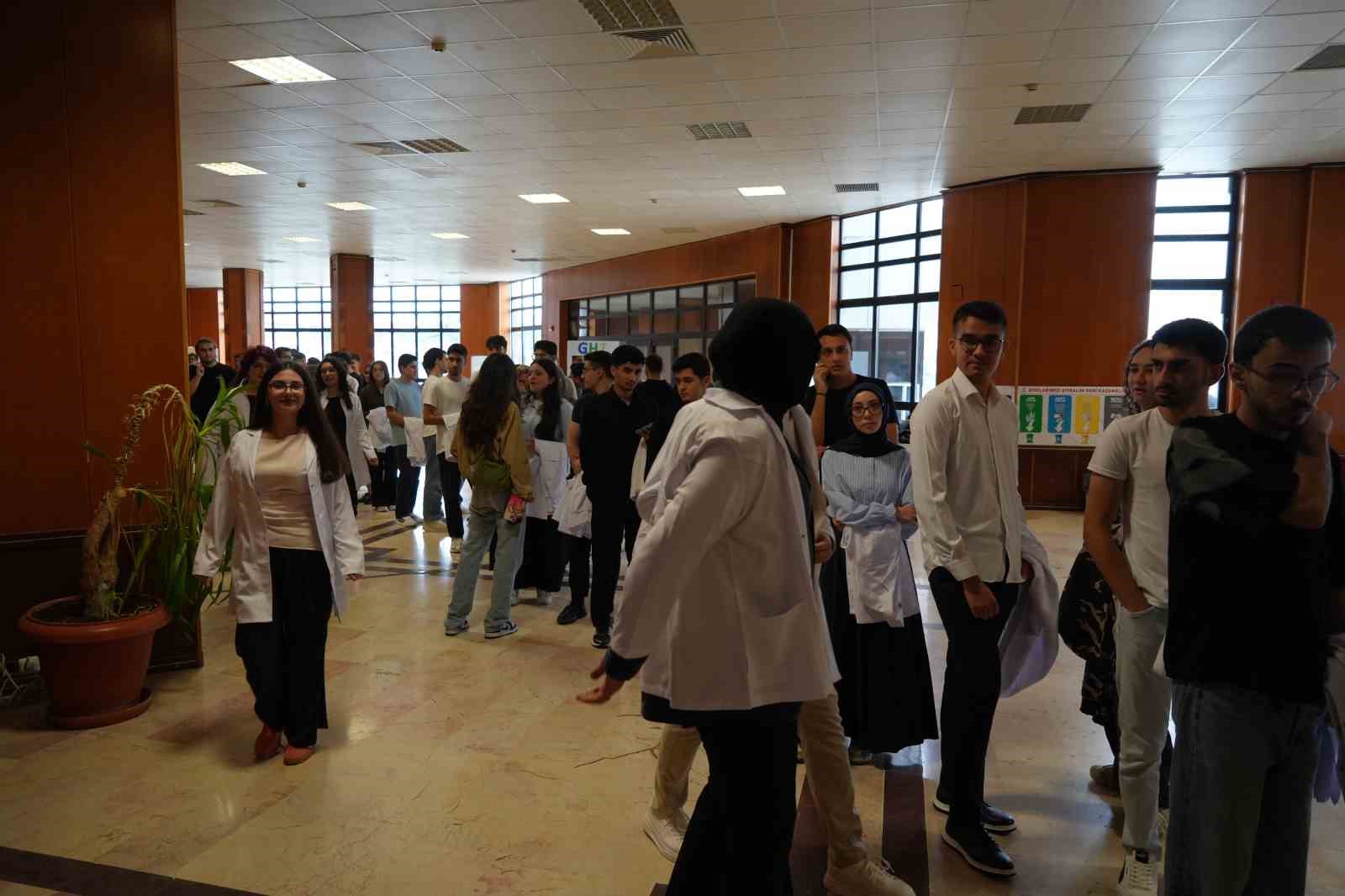 OMÜ Tıp Fakültesinde 250 öğrenci beyaz önlük giydi