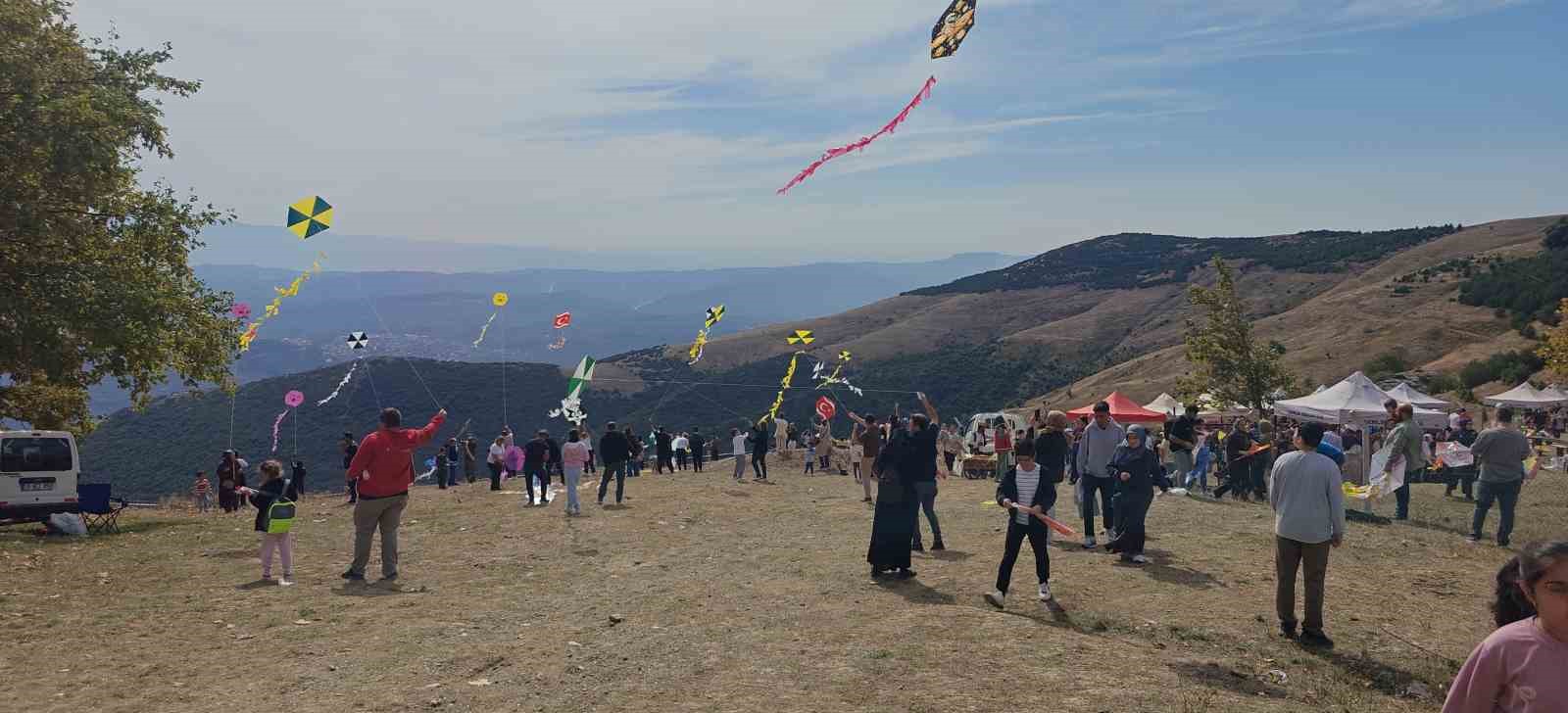 Bursa’da çocukların uçurtma coşkusu gökyüzünü renklendirdi