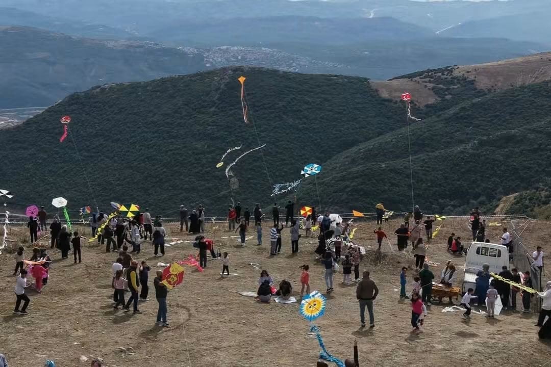 Bursa’da çocukların uçurtma coşkusu gökyüzünü renklendirdi