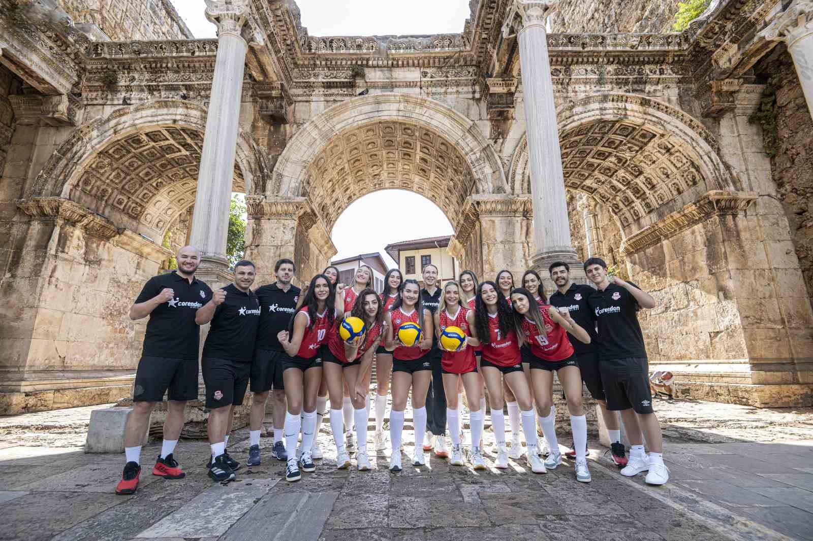 Kadın voleybolcular Kaleiçi’nde objektif karşısına geçti