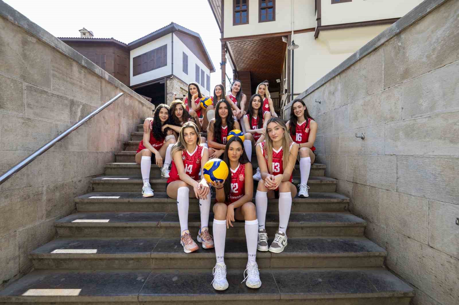Kadın voleybolcular Kaleiçi’nde objektif karşısına geçti