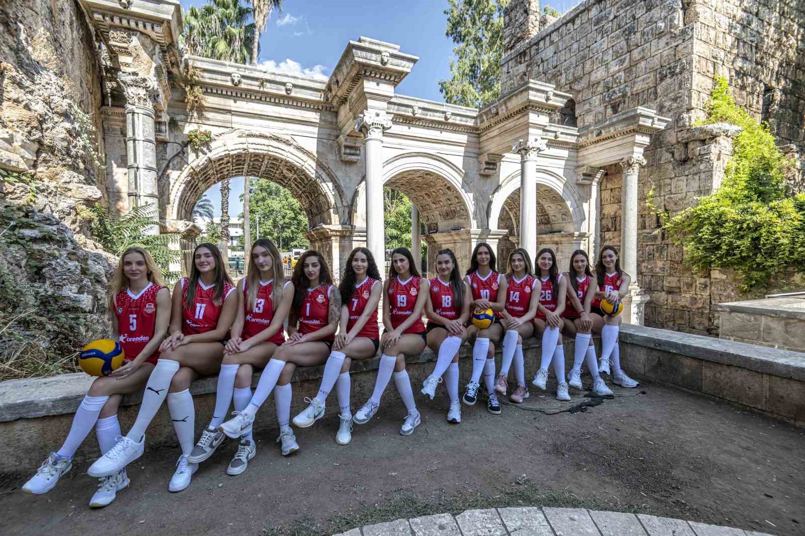 Kadın voleybolcular Kaleiçi’nde objektif karşısına geçti